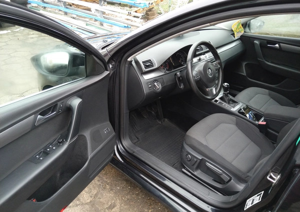 Volkswagen Passat cena 36500 przebieg: 211000, rok produkcji 2013 z Augustów małe 211